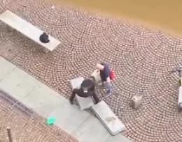 Vandali ubriachi spaccano le panchine di piazza Vittorio