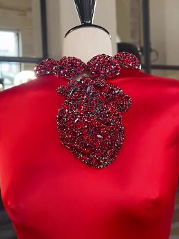 Un abito con un cuore che pulsa davvero: Schiaparelli spiazza il pubblico alla Paris Couture Week (VIDEO)