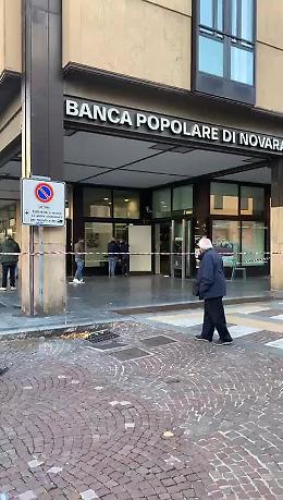 Bra, esplosione nella notte: fatto saltare il bancomat della Bpm in piazza Carlo Alberto