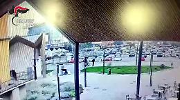 Aggrediscono una donna in sedia a rotelle e scappano: arrestato un 23enne [VIDEO]