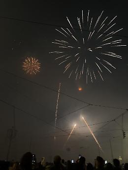 Spettacolo di fuochi d’artificio per San Giovanni: Torino illuminata nonostante la pioggia