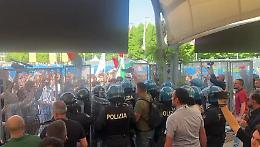 SCONTRI AL SALONE DEL LIBRO: I CENTRI SOCIALI CERCANO DI SFONDARE GLI INGRESSI