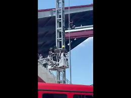 Il video shock: minacciava di impiccarsi, salvato dai vigili del fuoco