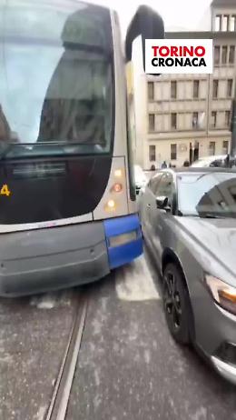 L'auto parcheggiata male fa incastrare il tram: la reazione dei passeggeri è incredibile (VIDEO)
