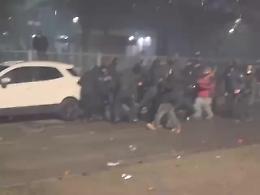 Colpito e preso a calci sulla schiena: in 6 contro un agente senza casco - IL VIDEO SHOCK