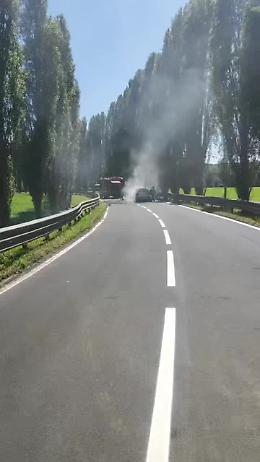 Auto in fiamme a Stupinigi: necessario l'intervento dei Vigili del Fuoco [VIDEO]