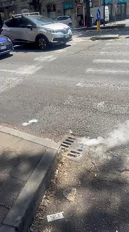 Allarme caldo a Torino: i tombini fumano, e fuoco su corso Regina