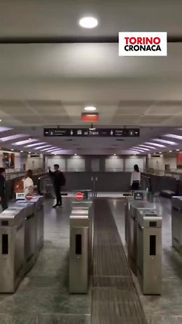 Stazione della Metro Re Umberto in tilt: servizi fuori uso ma linea operativa