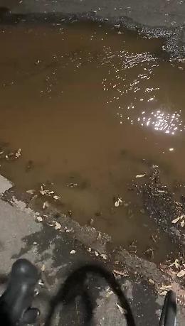 «Senza  lavarsi o bere per due ore»: tubi esplosi e strade allagate