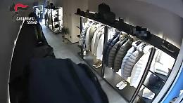 Torino, arrestati i "ladri di giubbotti": avevano rubato merce per 20 mila euro e sfondato la vetrina con un'auto