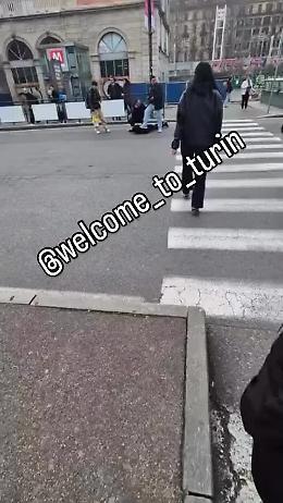 Torino, scippo a un'anziana a Porta Susa: passanti bloccano il borseggiatore