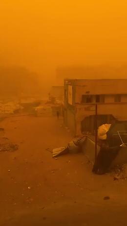 Gaza, il cielo diventa arancione: la tempesta di sabbia sorprendente che ha avvolto il territorio