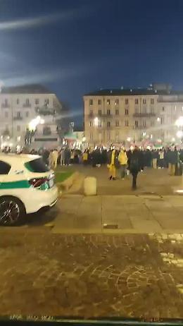 Piazza Carlo Alberto, manifestazione a sostegno del popolo iraniano con bandiere di Usa e Israele