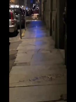 Allarme furti a Torino con il "nuovo trucco" di sradicare pali per rubare biciclette e monopattini [IL VIDEO]