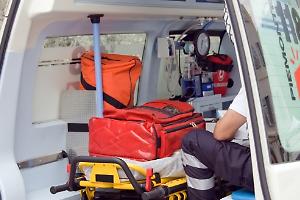 Si ribaltano con l'auto sulla SP84: due persone ferite in modo lieve