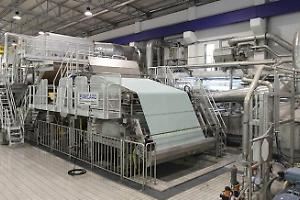 Gli rimane la gamba schiacciata nel rullo: incidente in una cartiera