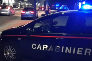 Calci, pugni e catene per rapinarlo: i carabinieri arrestano la gang
