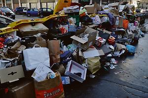 Moncalieri sommersa dai rifiuti: i cittadini si fanno sentire