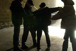 Testa rasata e sigaretta spenta sulla caviglia: 15enne disabile torturato ad Halloween