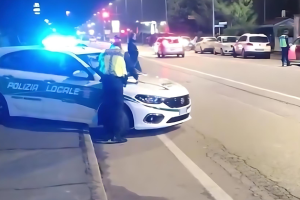 Ubriaco al volante provoca un incidente e poi tenta la fuga: fermato un 60enne a Bra