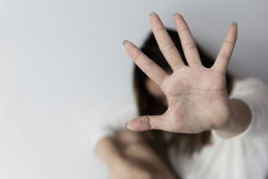 Orrore a Biella: donna violentata davanti al figlio dal muratore di casa