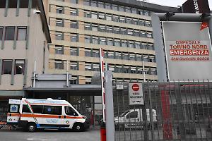 Torino, perde il controllo e finisce contro un chiosco: incidente all’alba in corso Regio Parco