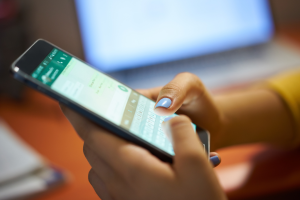 Truffa del falso regalo Amazon: ecco come ti rubano l’account WhatsApp con un codice OTP