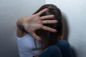 Alba, fermati due uomini per presunta violenza sessuale su una donna: indagini in corso