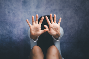 Abusi su una bambina a Ivrea: condannato a cinque anni e sei mesi grazie al diario segreto della piccola vittima