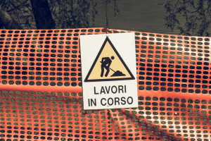 Il lago d’Orta si ferma: frana a Pella, la strada scompare sotto la collina