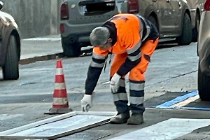 Le strisce (e)stinte in giro per la città: il Comune rifà 60mila incroci l'anno