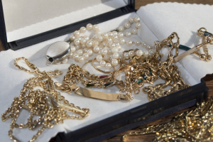 Gioielli rubati a Torino: la polizia cerca i legittimi proprietari