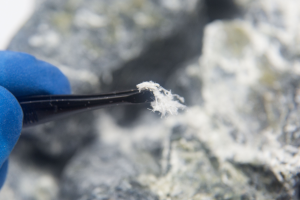 Scoperta discarica abusiva a Strevi, presenti amianto e rifiuti speciali