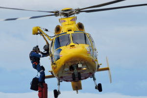 Grave incidente sul lavoro a Cavaglià, operaio ustionato da acido acetico