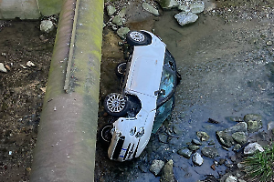 Ragazzo di 20 anni cade nel rio e resta intrappolato nella Fiat 500