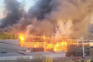 Incendio devastante a Parigi: fiamme avvolgono il centro di smistamento rifiuti nel 17° arrondissement