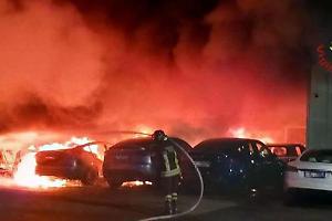 Il referente italiano di Tesla sotto scorta dopo l'incendio doloso al Tesla Center