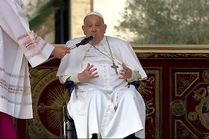 Papa Francesco a sorpresa in piazza per le Palme: commozione in Piazza San Pietro