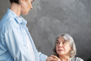 In Italia, 7 Milioni di Caregiver: il 60% di loro riscontra problemi con burocrazia e servizi di supporto