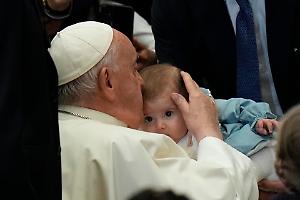L'ultimo bambino benedetto in diretta da Papa Francesco è piemontese