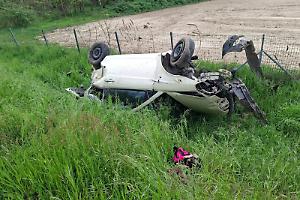 Si ribalta nella scarpata: automobilista in codice giallo e auto in mille pezzi