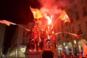 Pugni e calci alla fiaccolata del 25 Aprile: scontri in centro