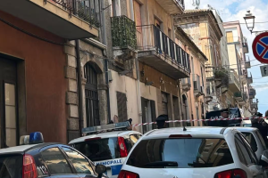 Uccide la figlia di sette mesi lanciandola dal balcone: «Siamo sotto shock»
