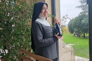 La bella badessa cacciata dal convento è la nuova monaca di Monza? Ecco come si difende e cosa sappiamo