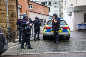 Stoccarda, auto sulla folla: almeno tre feriti gravi, si indaga su tutte le ipotesi