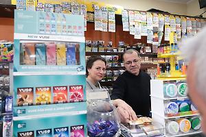 La burocrazia li condanna ma i tabaccai la sconfiggono: «Abbiamo trovato un nuovo locale»