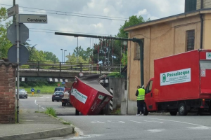 «Eccone un altro!», ennesimo camionista incastrato sotto il ponte di Chieri