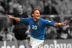 25 anni di Kombat2000: la maglia che ha cambiato il calcio in mostra a Milano