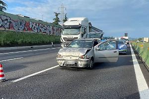 Tangenziale, incidente in corsia di sorpasso: tre feriti e lunghe code