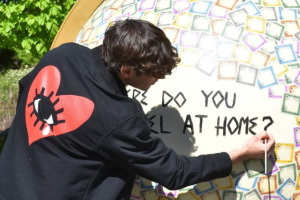 Greg Goya debutta negli Stati Uniti con "La Stagione dell’Amore": arte interattiva tra francobolli e sentimenti al Chicago Botanic Garden